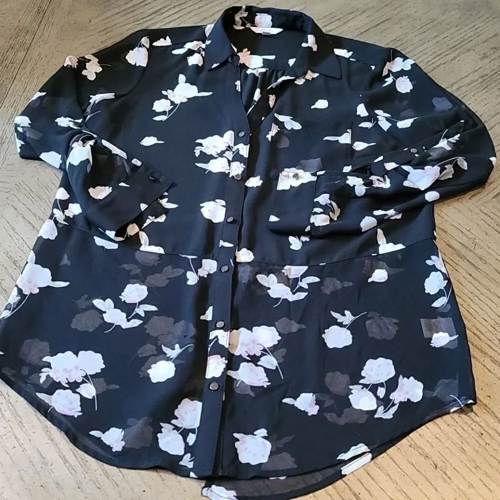 Floral print button down blouse size M NWOT